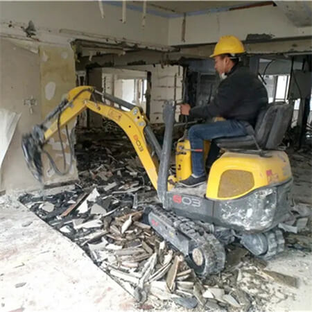 小挖機破碎地面