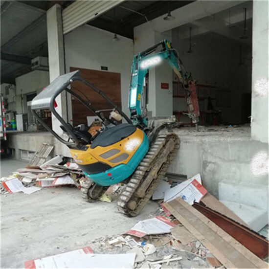 小挖機(jī)破碎混凝土地面