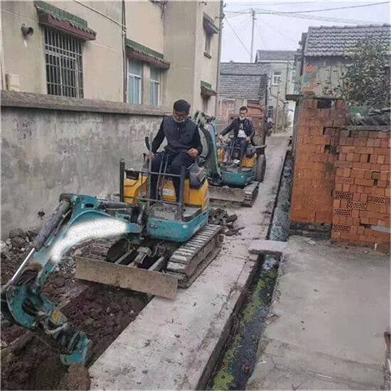 小挖機(jī)挖下水管道